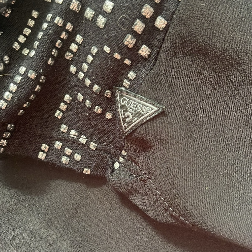 GUESS Insignia Embossed Tank Large - Picture 9 of 14